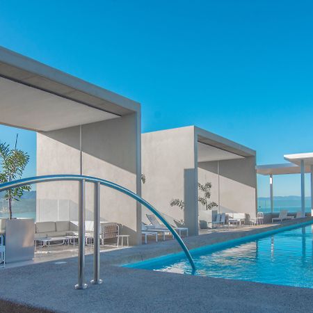 Hotel Mio Vallarta Unique & Different- Adults Only ปูแอร์โตบาญาร์ตา ภายนอก รูปภาพ The rooftop pool at the hotel