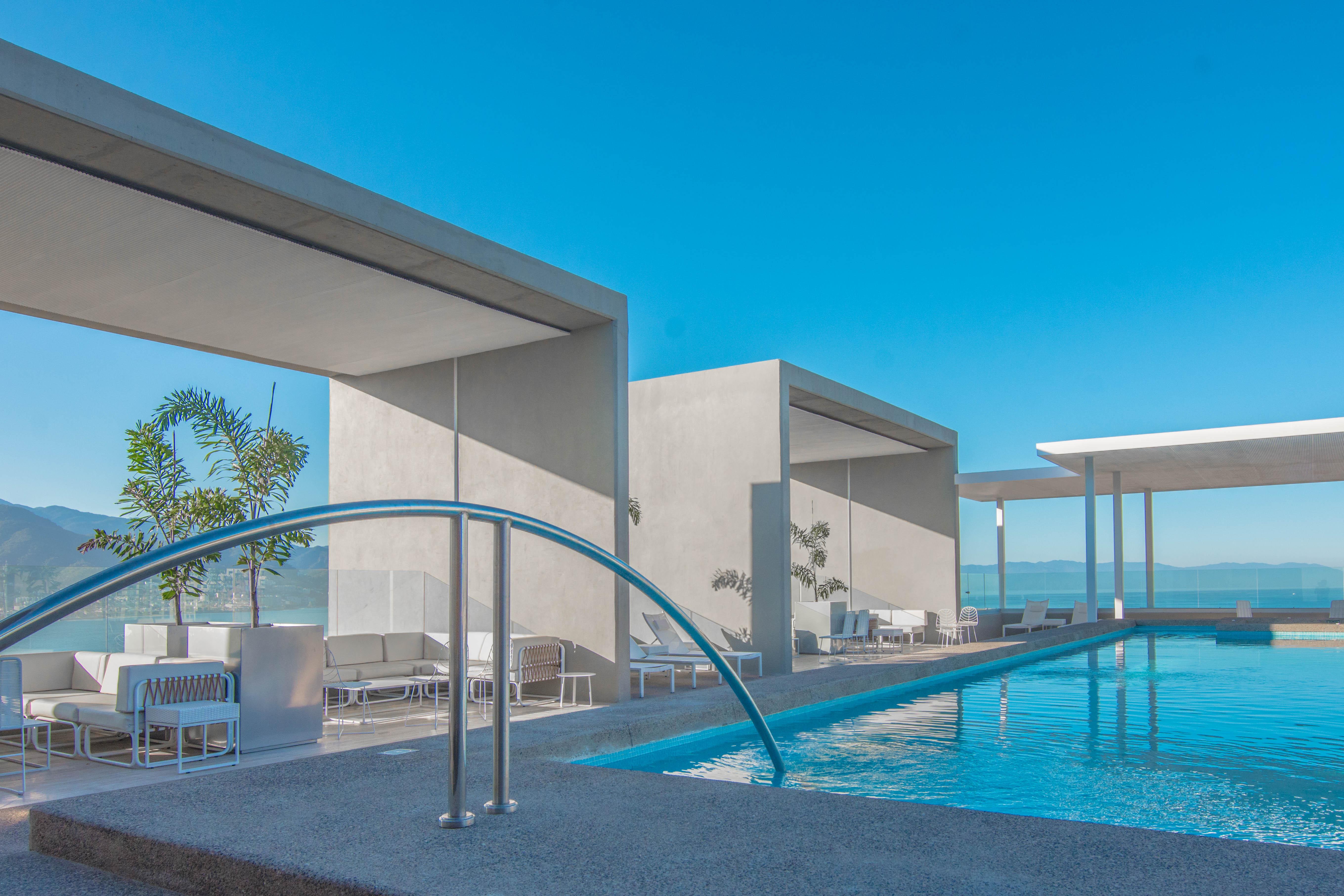 Hotel Mio Vallarta Unique & Different- Adults Only ปูแอร์โตบาญาร์ตา ภายนอก รูปภาพ The rooftop pool at the hotel