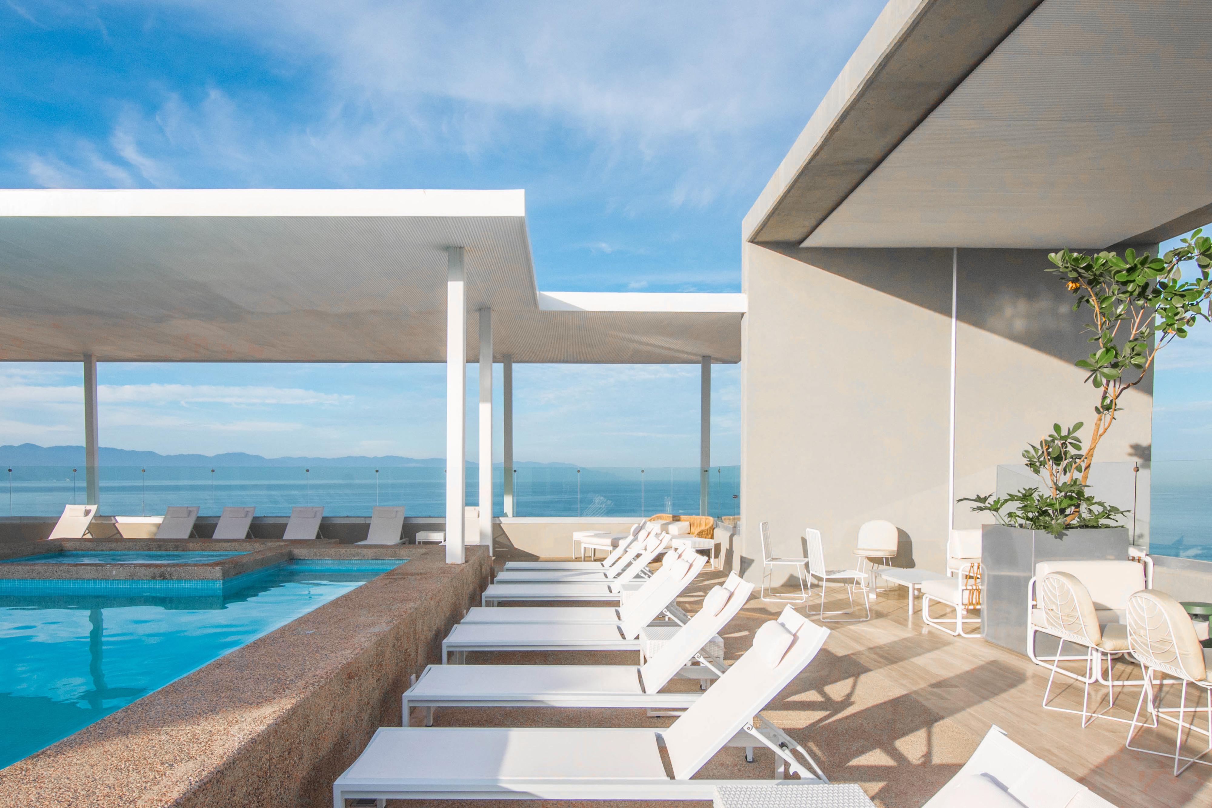 Hotel Mio Vallarta Unique & Different- Adults Only ปูแอร์โตบาญาร์ตา ภายนอก รูปภาพ The rooftop pool at the hotel