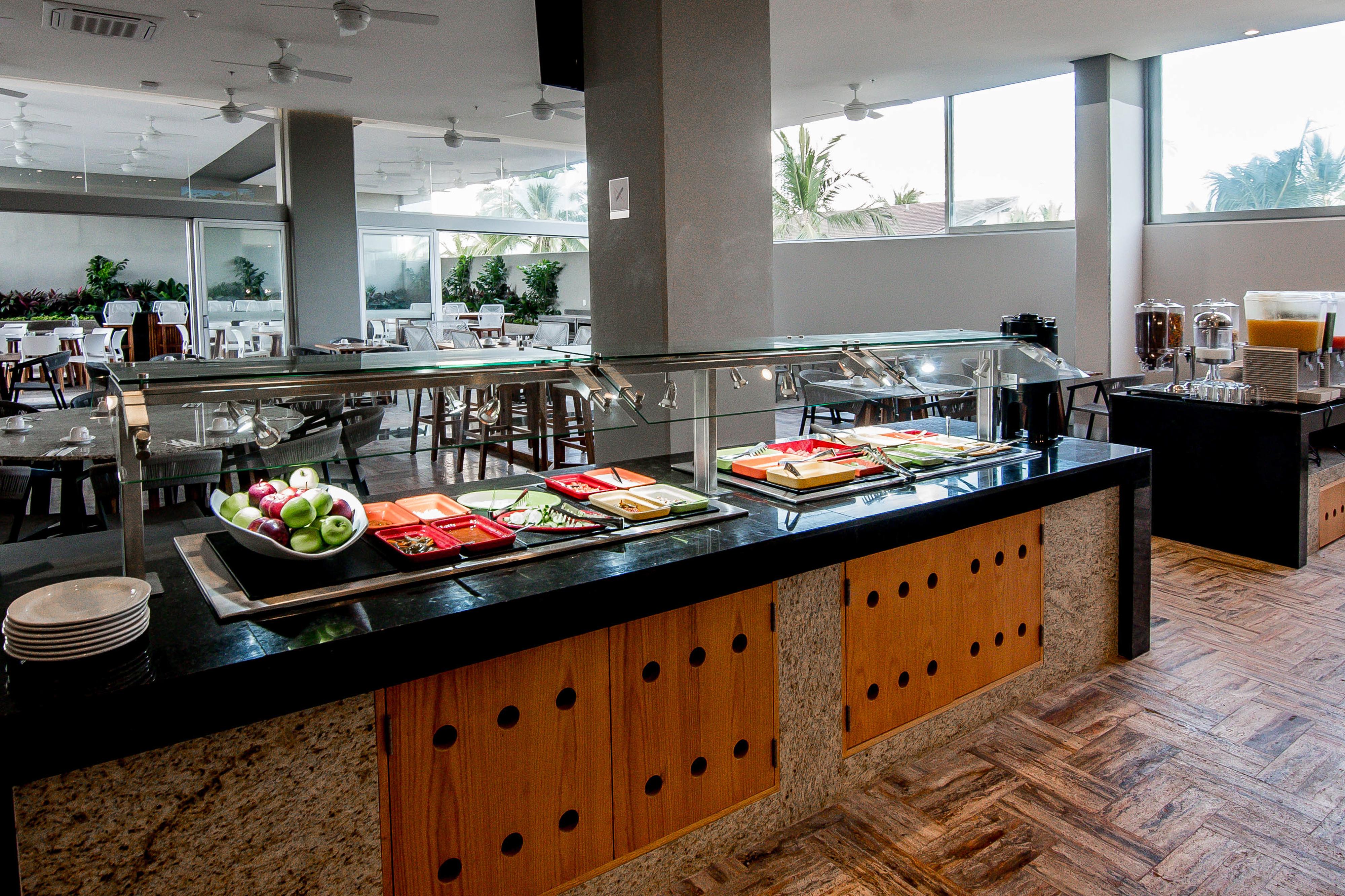 Hotel Mio Vallarta Unique & Different- Adults Only ปูแอร์โตบาญาร์ตา ภายนอก รูปภาพ A buffet at a hotel