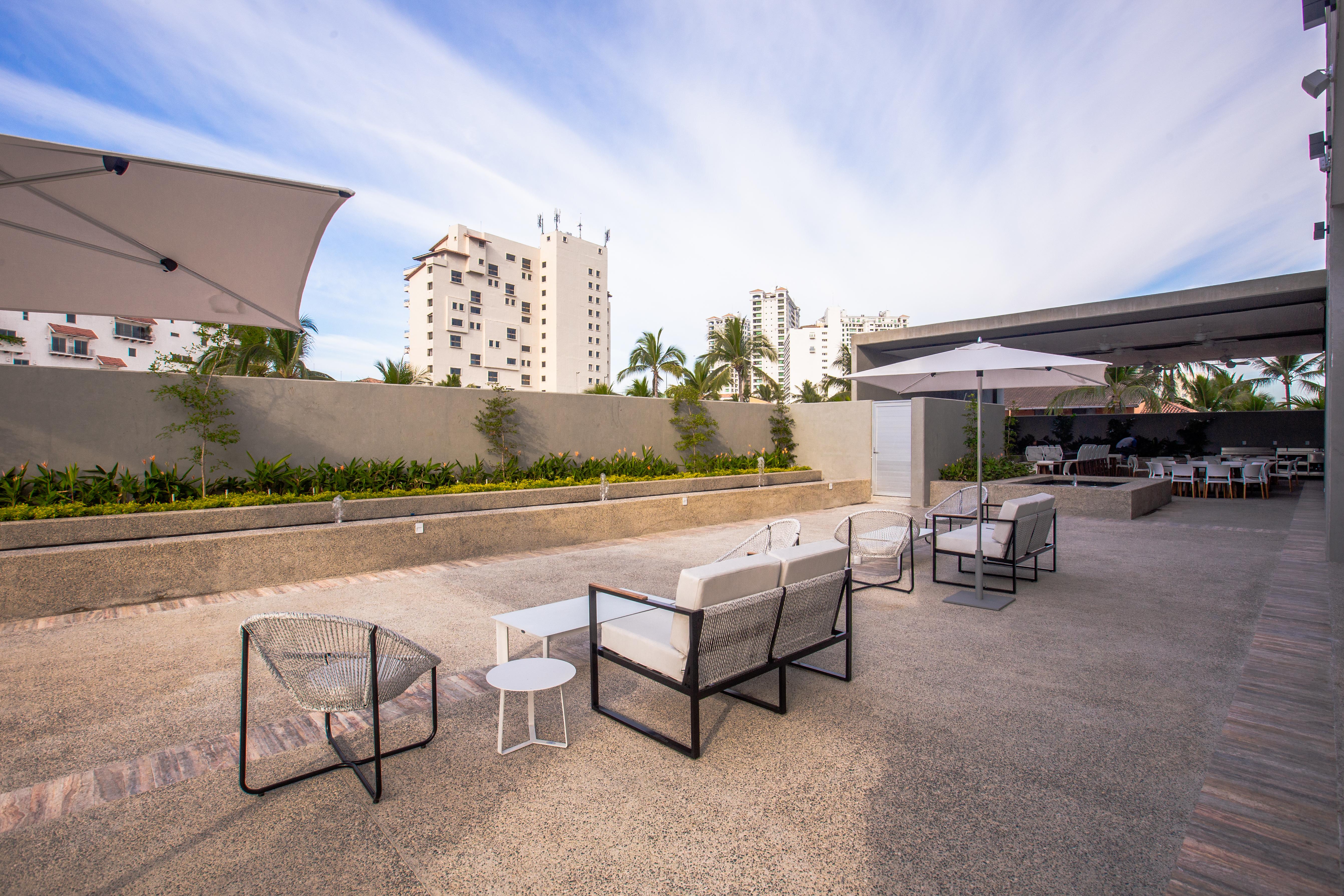 Hotel Mio Vallarta Unique & Different- Adults Only ปูแอร์โตบาญาร์ตา ภายนอก รูปภาพ The rooftop lounge at the hotel