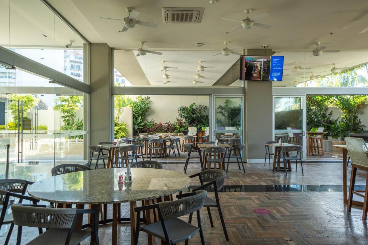 Hotel Mio Vallarta Unique & Different- Adults Only ปูแอร์โตบาญาร์ตา ภายนอก รูปภาพ The interior of the restaurant