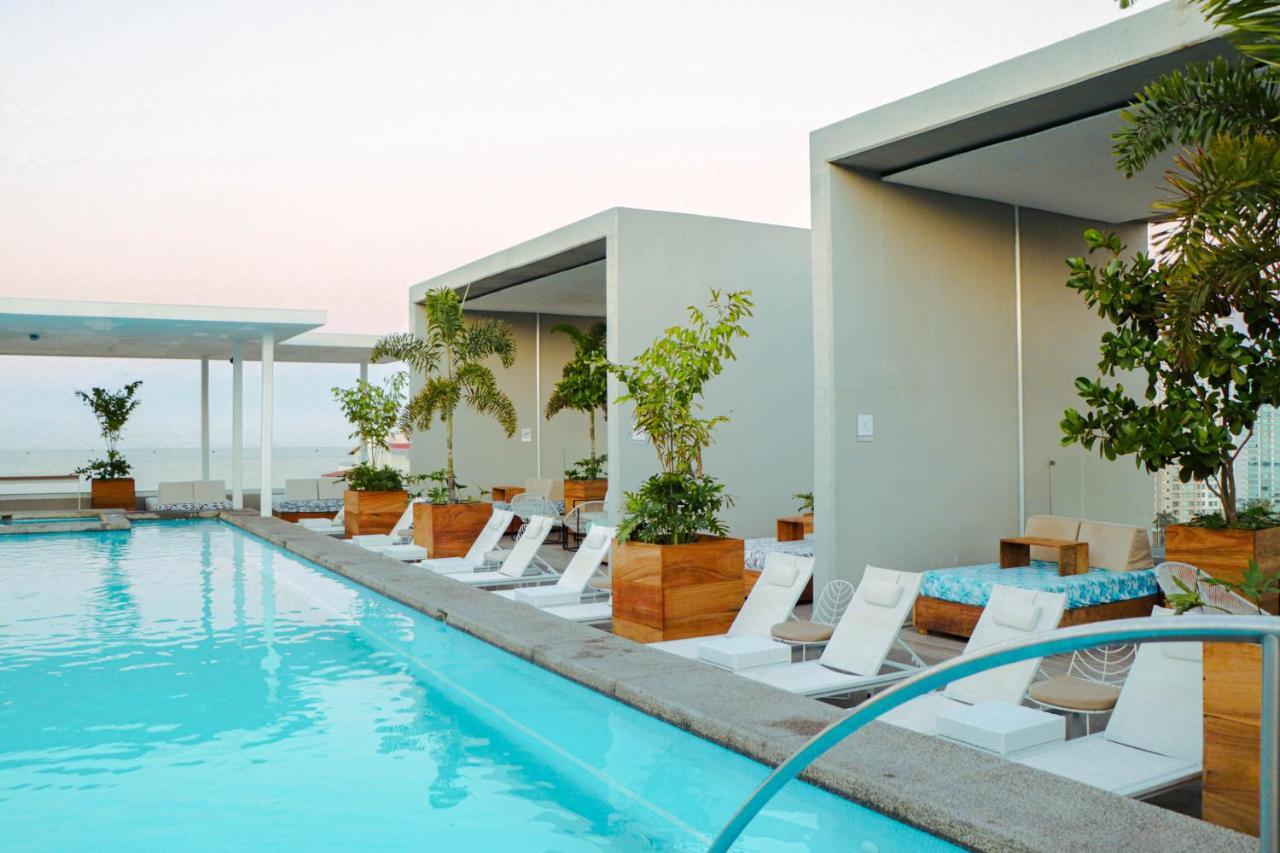 Hotel Mio Vallarta Unique & Different- Adults Only ปูแอร์โตบาญาร์ตา ภายนอก รูปภาพ The rooftop pool at the Standard