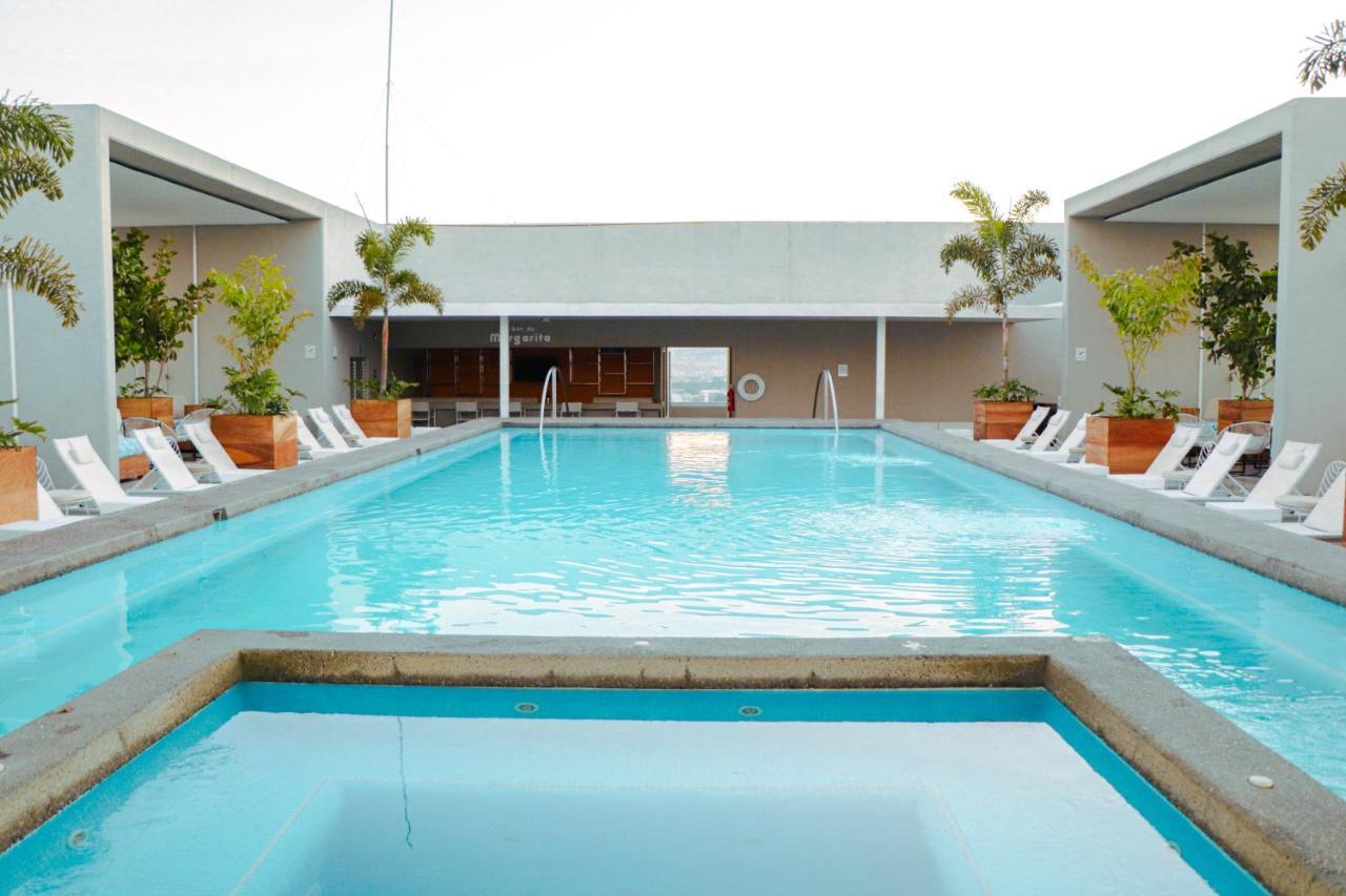 Hotel Mio Vallarta Unique & Different- Adults Only ปูแอร์โตบาญาร์ตา ภายนอก รูปภาพ The rooftop pool at the hotel