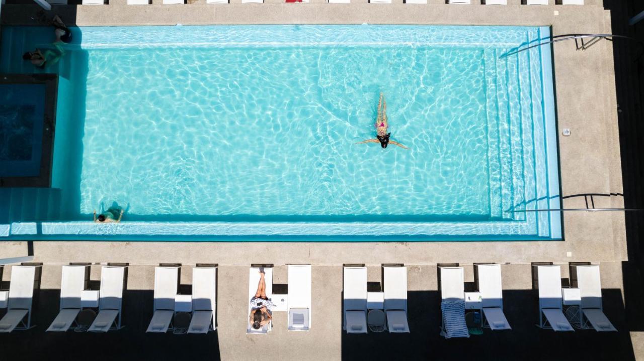 Hotel Mio Vallarta Unique & Different- Adults Only ปูแอร์โตบาญาร์ตา ภายนอก รูปภาพ The rooftop pool at the Standard East Village