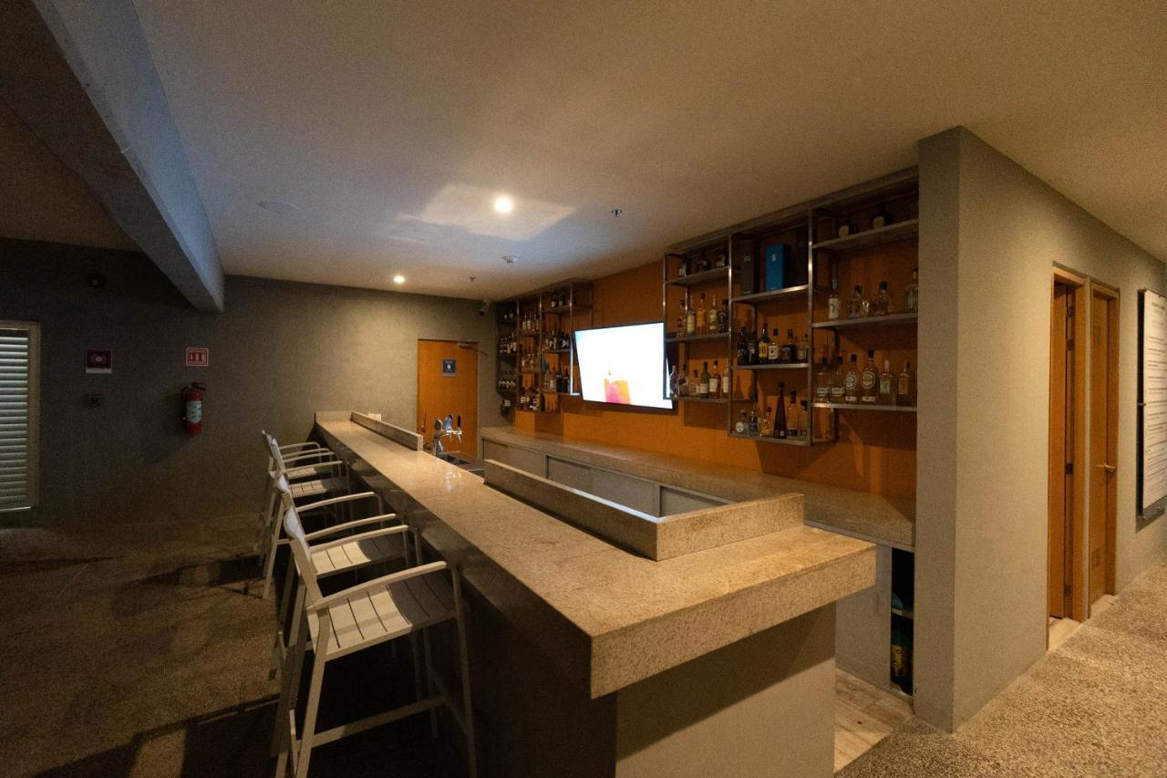 Hotel Mio Vallarta Unique & Different- Adults Only ปูแอร์โตบาญาร์ตา ภายนอก รูปภาพ A bar in a hotel