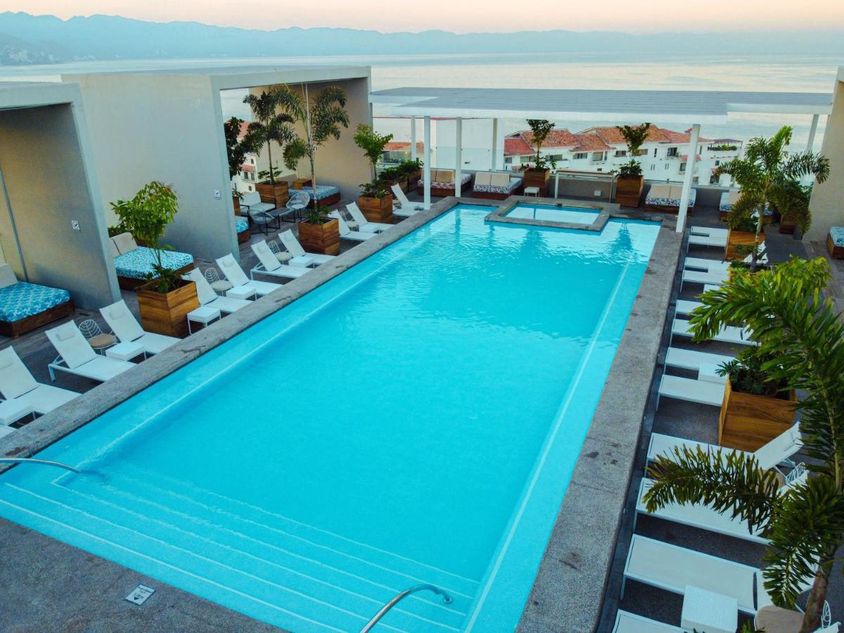 Hotel Mio Vallarta Unique & Different- Adults Only ปูแอร์โตบาญาร์ตา ภายนอก รูปภาพ Rooftop pool at the Hotel