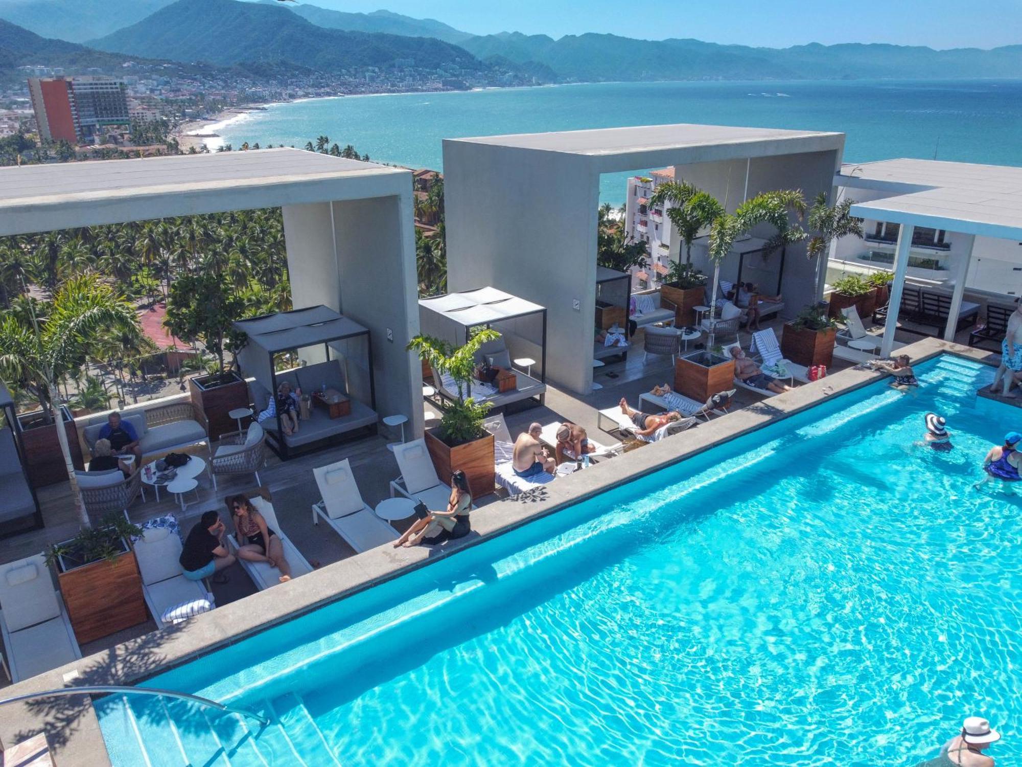 Hotel Mio Vallarta Unique & Different- Adults Only ปูแอร์โตบาญาร์ตา ภายนอก รูปภาพ Rooftop pool at the hotel