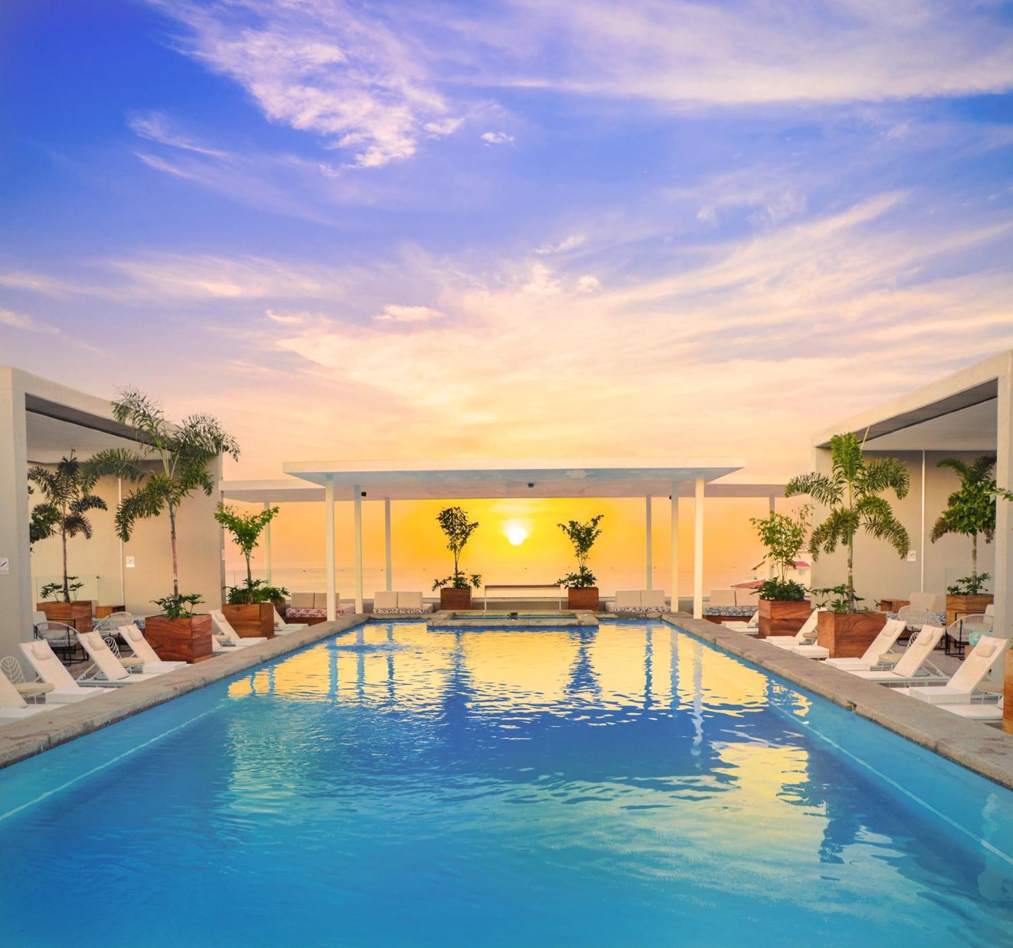 Hotel Mio Vallarta Unique & Different- Adults Only ปูแอร์โตบาญาร์ตา ภายนอก รูปภาพ The rooftop pool at the Hotel Indigo San Francisco